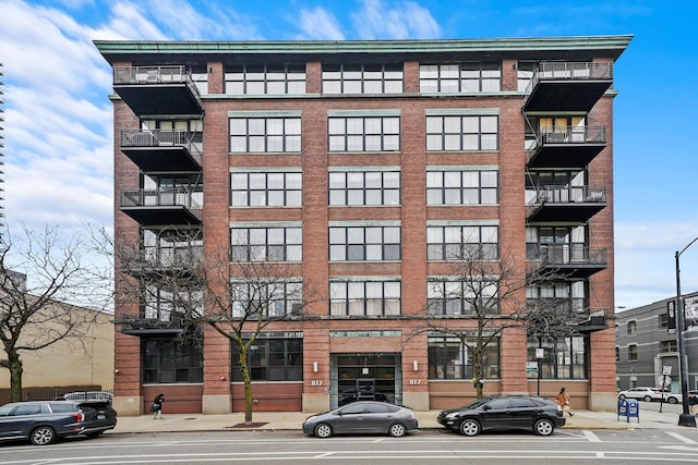 view of apartment building / complex