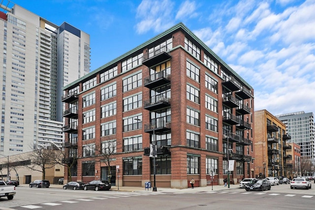 view of apartment building / complex
