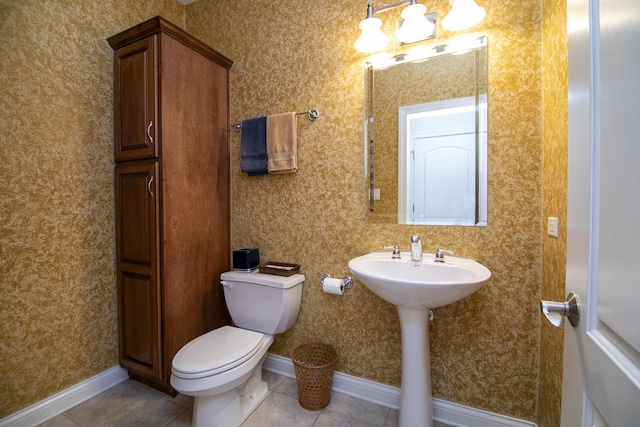 318 Maple St, Beecher, IL 60401 - bathroom featuring toilet, tile patterned flooring, a chandelier, baseboards, and wallpapered walls