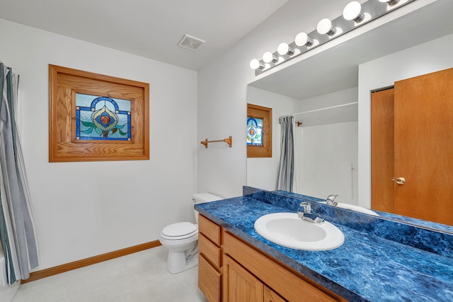 26437 W Deer Path, Channahon, IL 60410 - bathroom featuring a shower with curtain, toilet, vanity, and baseboards