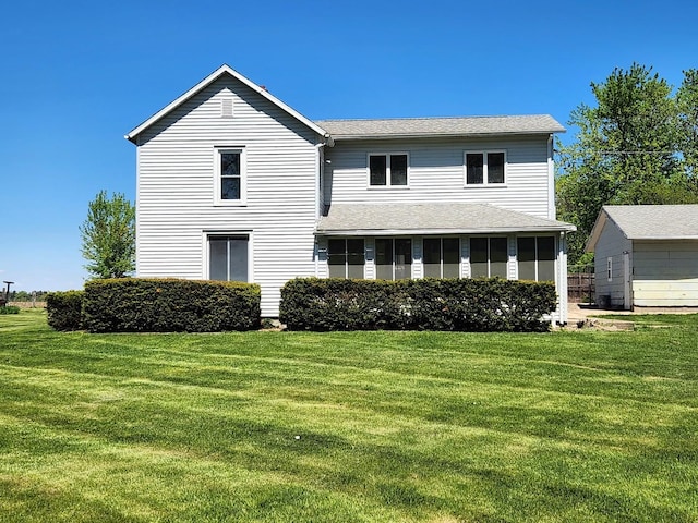 traditional-style house featuring a front lawn