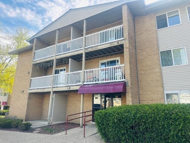 view of apartment building / complex