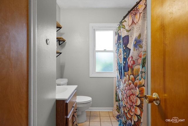 827 Lakewood Pl, Aurora, IL 60506 - bathroom featuring toilet, vanity, tile patterned floors, baseboards, and a shower with curtain