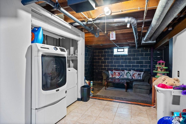 827 Lakewood Pl, Aurora, IL 60506 - washroom featuring washer and clothes dryer