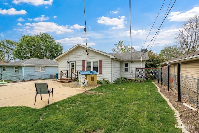 827 Lakewood Pl, Aurora, IL 60506 - back of property with a patio area