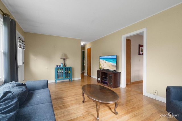 827 Lakewood Pl, Aurora, IL 60506 - living area featuring light wood-style flooring and baseboards