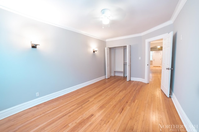 unfurnished bedroom featuring light wood-style floors, ornamental molding, baseboards, a closet, and a ceiling fan
