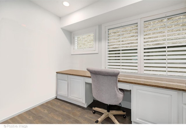 1241 W Dickens Ave, Chicago, IL 60614 - office area featuring dark wood finished floors, built in study area, baseboards, and recessed lighting
