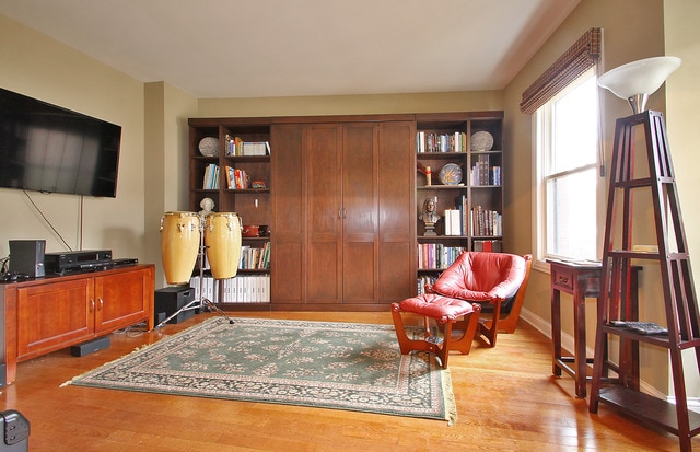 1813 Admiral Ct, Glenview, IL 60026 - living area featuring wood finished floors and baseboards