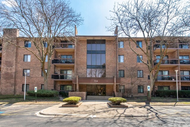view of apartment building / complex