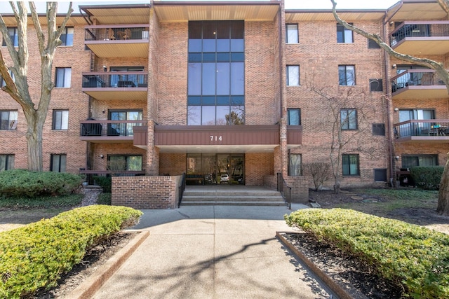 view of apartment building / complex