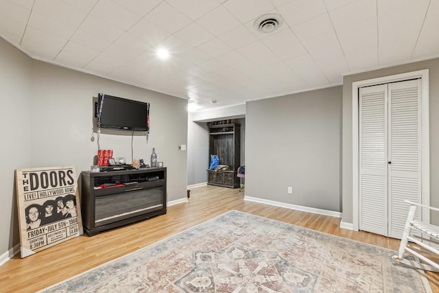 423 W Taylor St W, Dekalb, IL 60115 - living room with wood finished floors and baseboards
