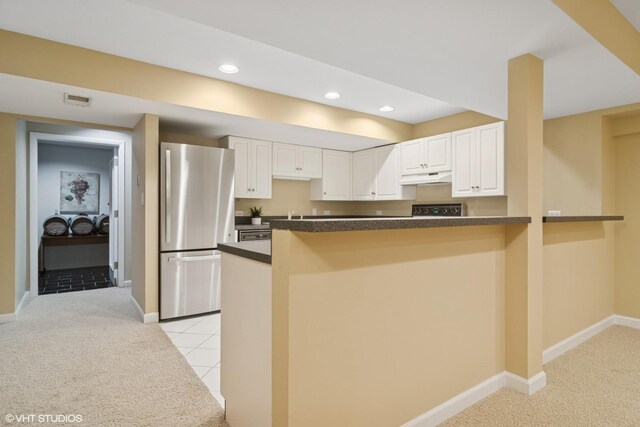80 Gaelic Ct, Inverness, IL 60010 - kitchen featuring freestanding refrigerator, under cabinet range hood, light carpet, dark countertops, and recessed lighting