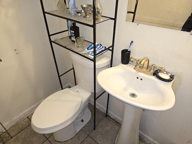 5703 S Aberdeen St, Chicago, IL 60621 - bathroom featuring baseboards and toilet