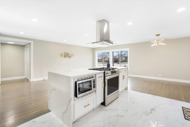 kitchen featuring stainless steel appliances, range hood, recessed lighting, white cabinetry, and baseboards