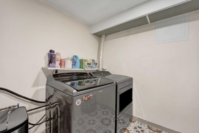 884 Arnold Ct, Des Plaines, IL 60016 - washroom with washer and clothes dryer and baseboards