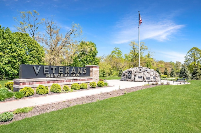 community sign featuring a yard