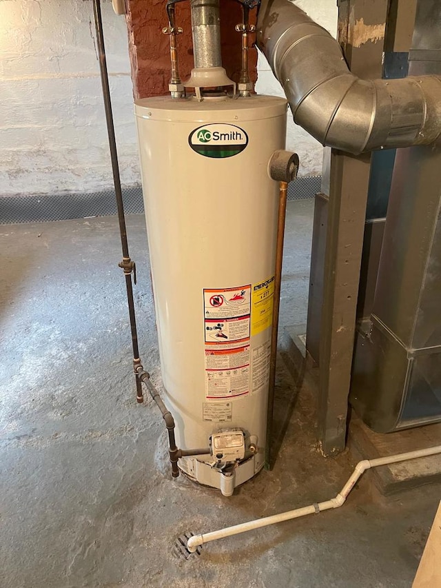 244 N 7th Ave, Kankakee, IL 60901 - utility room with gas water heater