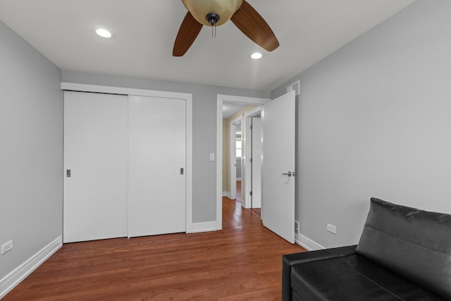 186 Sunrise Dr, Wheeling, IL 60090 - living area featuring a ceiling fan, wood finished floors, baseboards, and recessed lighting