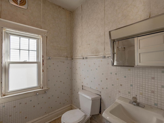4028 W Roscoe St, Chicago, IL 60641 - bathroom featuring a sink, healthy amount of natural light, toilet, and tile walls