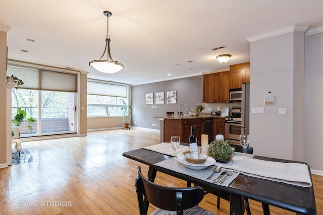 934 W Cuyler Ave Unit 2D, Chicago, IL 60613 - dining room featuring ornamental molding, baseboards, light wood finished floors, and recessed lighting