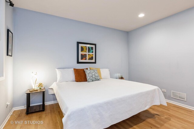 934 W Cuyler Ave Unit 2D, Chicago, IL 60613 - bedroom with wood finished floors, baseboards, and recessed lighting