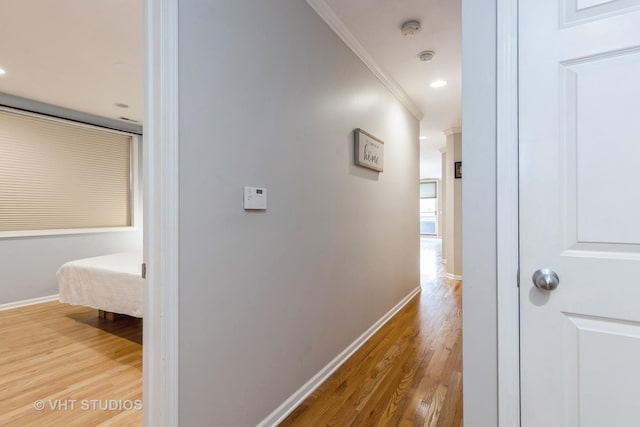 934 W Cuyler Ave Unit 2D, Chicago, IL 60613 - hallway featuring wood finished floors, ornamental molding, and baseboards