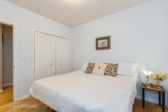 934 W Cuyler Ave Unit 2D, Chicago, IL 60613 - bedroom with light wood finished floors, a closet, and baseboards