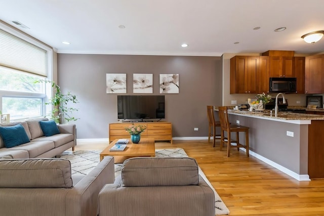 934 W Cuyler Ave Unit 2D, Chicago, IL 60613 - living room featuring baseboards, light wood-style flooring, ornamental molding, and recessed lighting