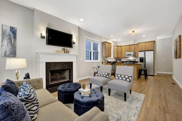 6025 N Ridge Ave Unit 1W, Chicago, IL 60660 - living room featuring light wood-type flooring, recessed lighting, and a fireplace