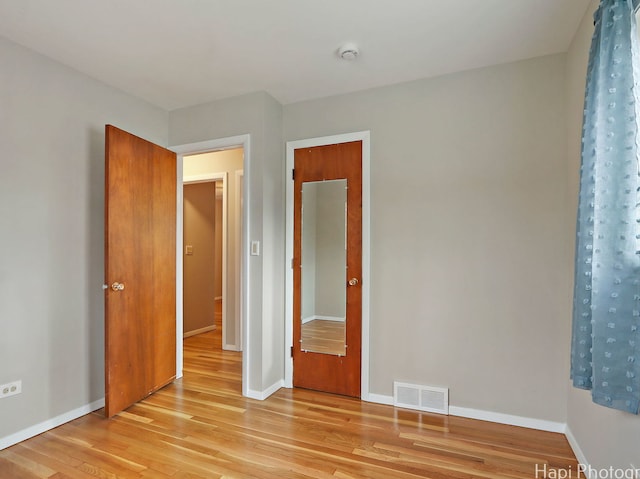 1291 Banbury Rd, Mundelein, IL 60060 - unfurnished bedroom featuring light wood-type flooring and baseboards