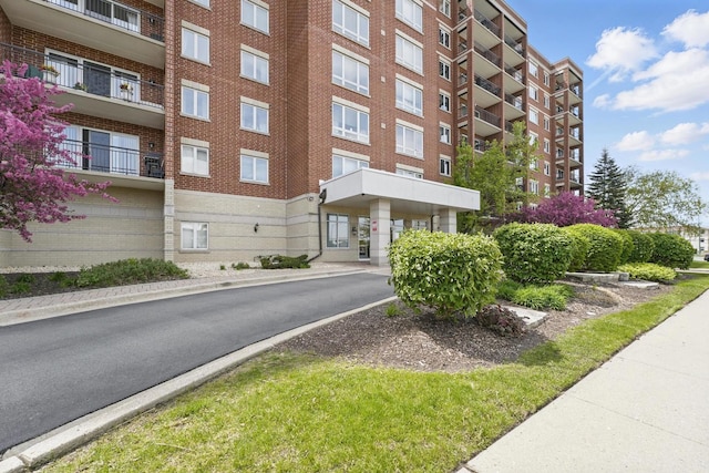 view of apartment building / complex