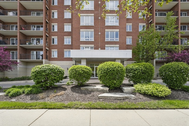view of apartment building / complex