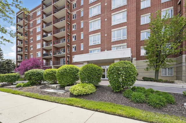view of apartment building / complex