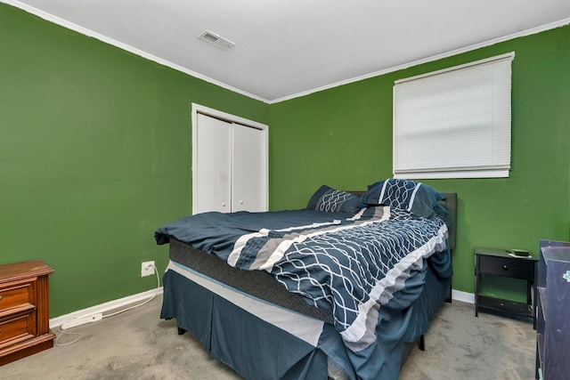 bedroom featuring crown molding, baseboards, carpet, and a closet