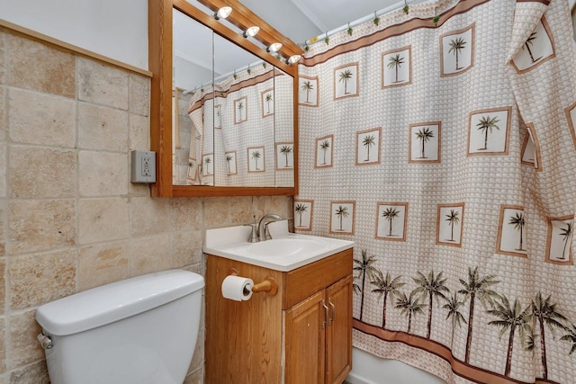 full bath with toilet, vanity, and curtained shower