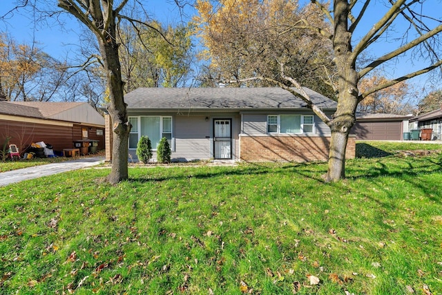ranch-style house featuring a front lawn and brick siding