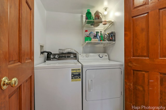 2114 Prairie St, Glenview, IL 60025 - laundry room featuring independent washer and dryer