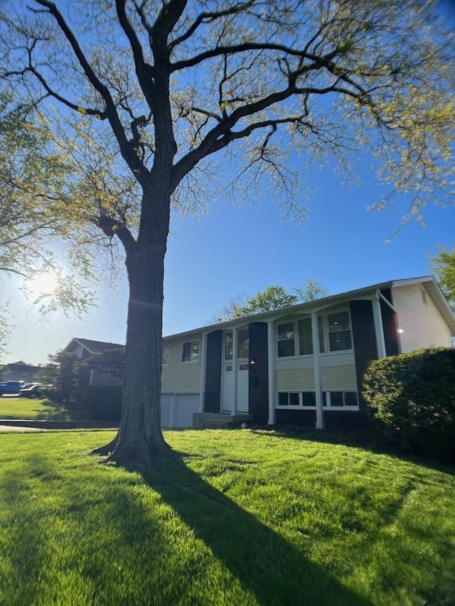 2508 Mitchell Dr, Woodridge, IL 60517 - split foyer home with a front lawn