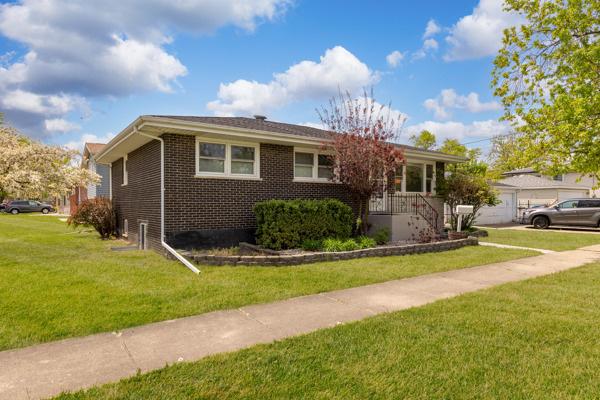 15100 Hamlin Ave, Midlothian, IL 60445 - single story home featuring brick siding and a front yard