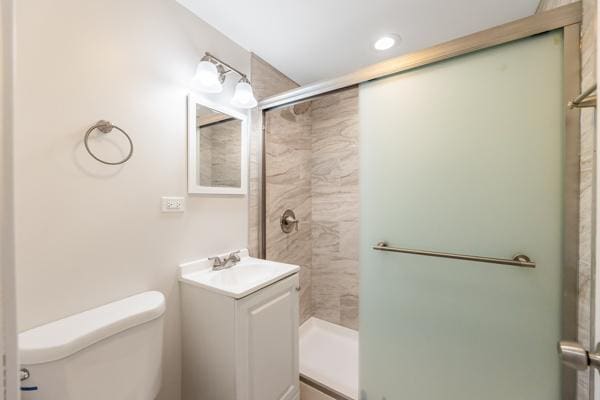 15100 Hamlin Ave, Midlothian, IL 60445 - full bathroom featuring toilet, vanity, and recessed lighting