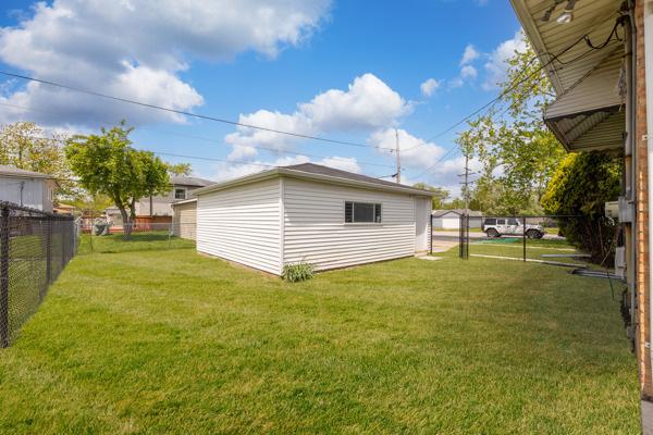 15100 Hamlin Ave, Midlothian, IL 60445 - view of side of property