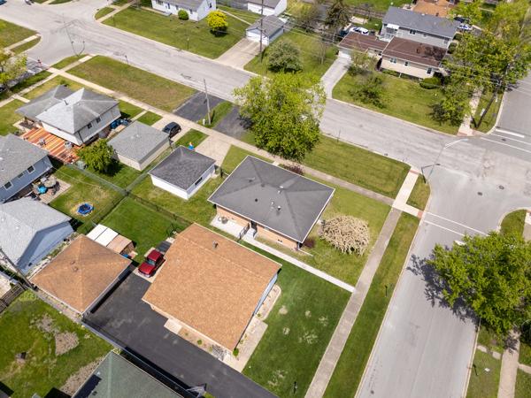 15100 Hamlin Ave, Midlothian, IL 60445 - aerial perspective of suburban area