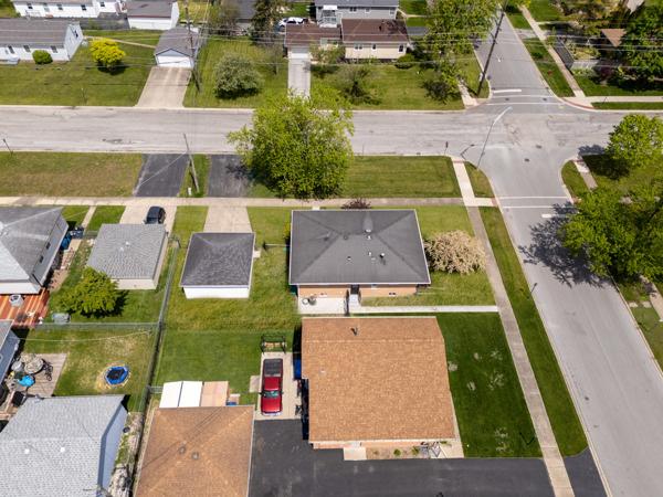 15100 Hamlin Ave, Midlothian, IL 60445 - drone / aerial view