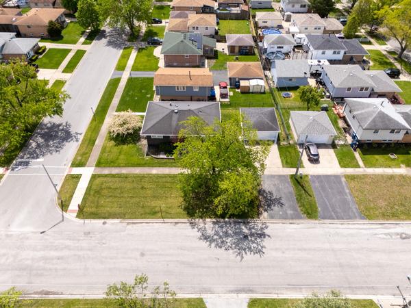 15100 Hamlin Ave, Midlothian, IL 60445 - aerial perspective of suburban area