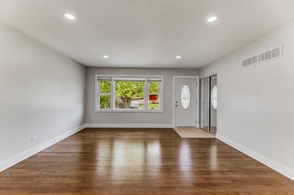 15100 Hamlin Ave, Midlothian, IL 60445 - entryway featuring wood finished floors, recessed lighting, and baseboards