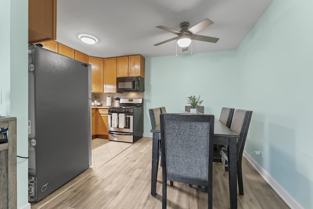 dining area with light wood-type flooring, ceiling fan, and baseboards