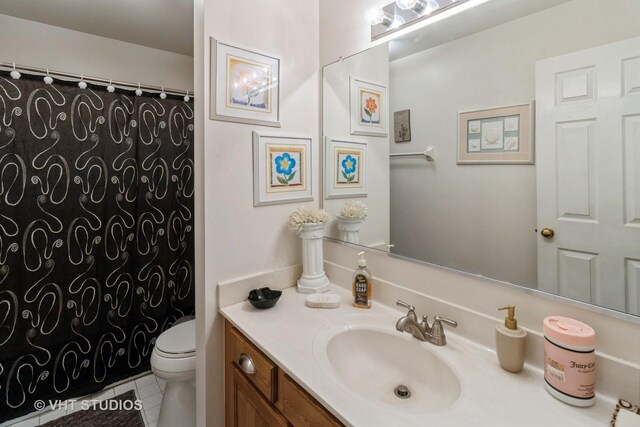 772 Red Oak Dr, Bartlett, IL 60103 - full bathroom with toilet, vanity, and curtained shower