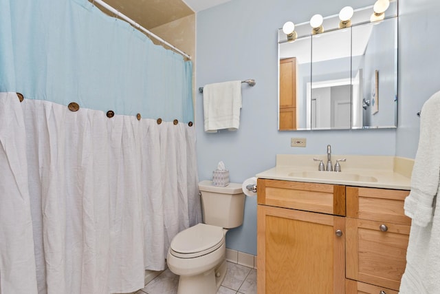 112 Braemar Dr, Elk Grove Village, IL 60007 - full bath featuring tile patterned flooring, toilet, vanity, a shower with shower curtain, and baseboards