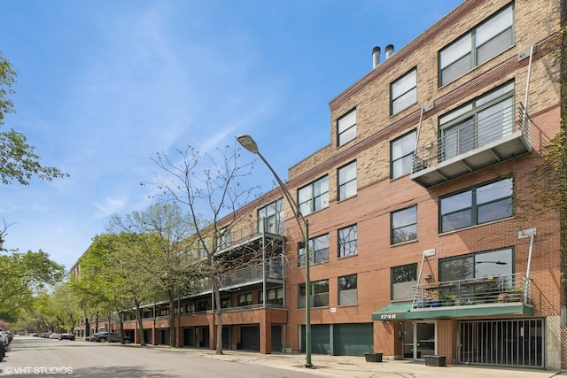 view of apartment building / complex